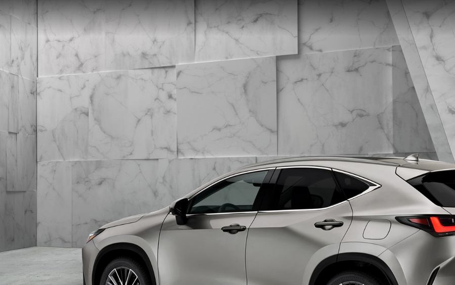 2026 렉서스 NX350h 후측면 램프와 E-Four SUV 비율