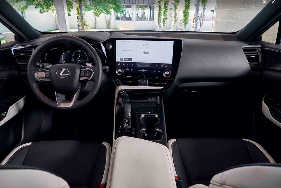 2026 렉서스 NX350h 운전자 중심 디스플레이와 센터 콘솔 실내