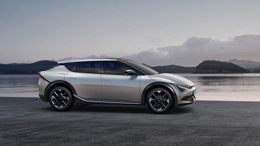 2027 EV6 측면 루프라인과 후면 스포일러